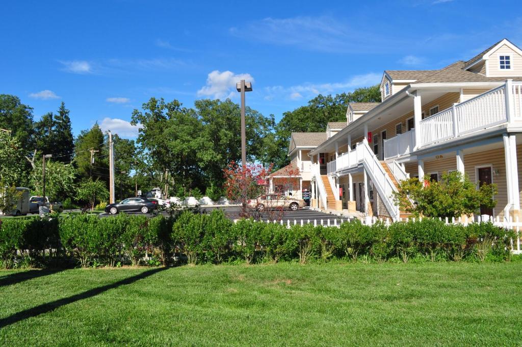 At 9 Motel Howell Exterior photo