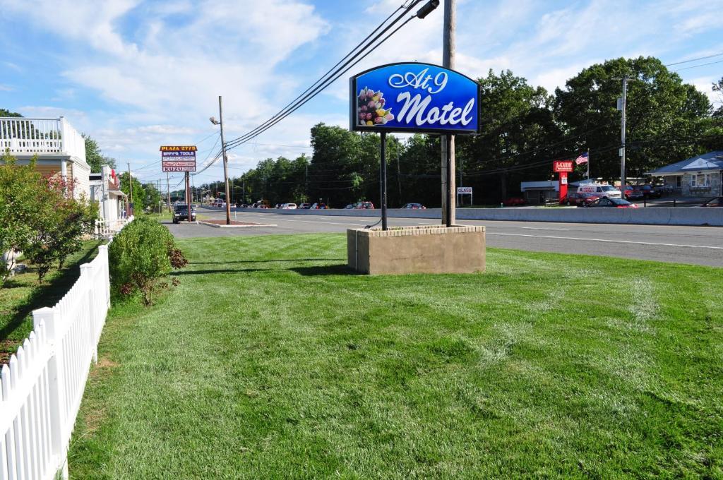 At 9 Motel Howell Exterior photo
