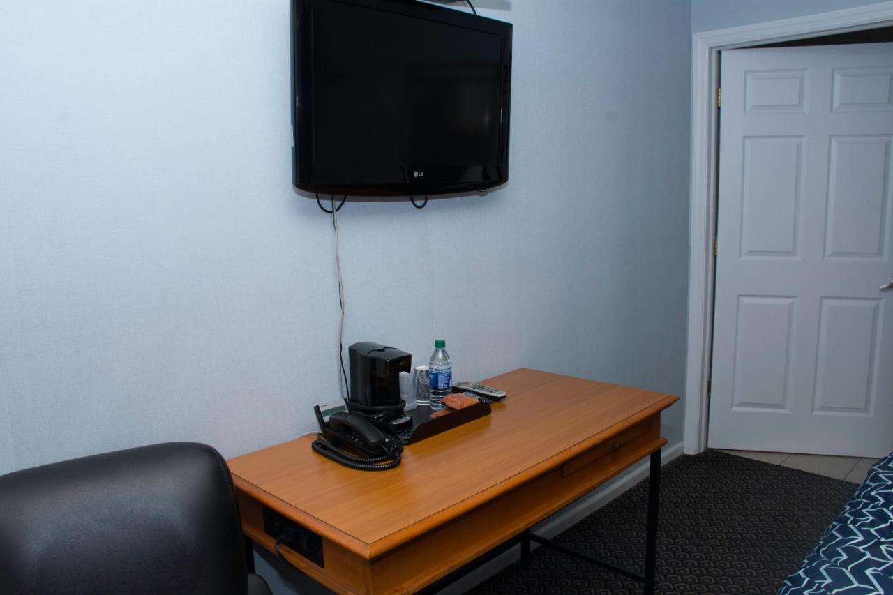 At 9 Motel Howell Exterior photo